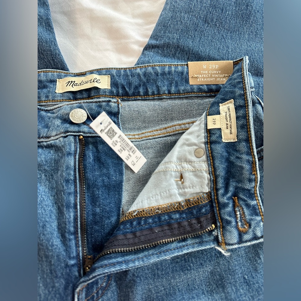 Madewell The Curvy Perfect Vintage Straight Jean. Size 29P. Never worn NWT